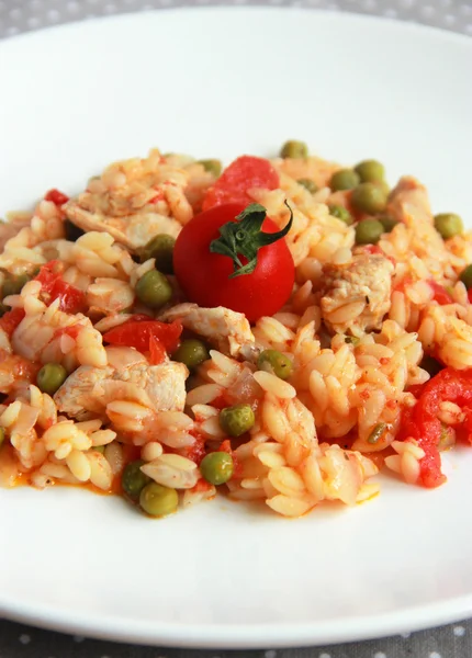 Orzo met tonijn, erwten en tomaten — Stockfoto