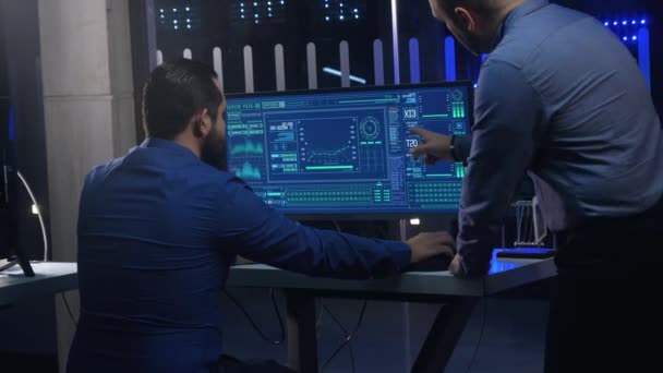 Męski Programista Działa Komputerze Gdy Męski Inżynier Zbliża Się Omówienia — Wideo stockowe