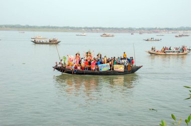 19 Ekim 2018 'de taki hasnabad West Bengal Hindistan: Durga idol, Hindistan ve Bangladeş' in uluslararası sınırındaki Taki şehrindeki Ichhamati nehrinde terk ediliyor.. 