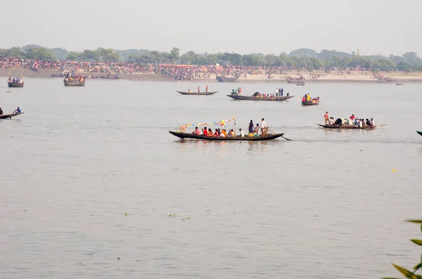 19 Ekim 2018 'de taki hasnabad West Bengal Hindistan: Durga idol, Hindistan ve Bangladeş' in uluslararası sınırındaki Taki şehrindeki Ichhamati nehrinde terk ediliyor..