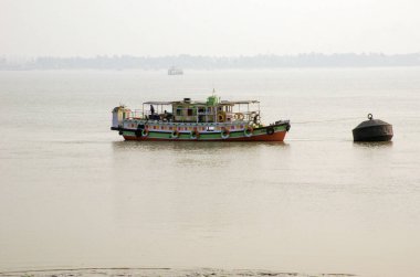 13 Aralık 2020 'de Elmas Limanı Batı Bengal Hindistan Elmas Limanı' nda bir gemi, Ganj 'da bir iskeleyle kesişmiş. Ani bir düşüş için sıkışmış. Gece suları yükseldiğinde yeniden başlayacak