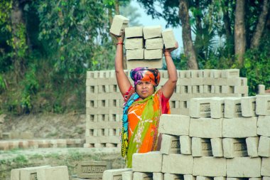 Hooghly bölgesinde 12 Aralık 2020 'de Hooghly West Bengal Hindistan' da bir tuğla fırının resmi. Yetişkin işçiler fırındaki çiğ tuğlaları pişirmek için çok çalışıyorlar..