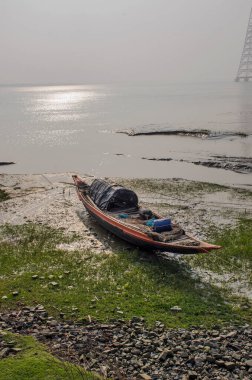 Elmas Limanı Batı Bengal Hindistan, 13 Aralık 2020, Elmas Limanı 'nda kış öğleden sonrası fotoğrafı. Ufuktan ayrılan güneş, Ganj kıyılarında altın parıltısıyla batıyor..