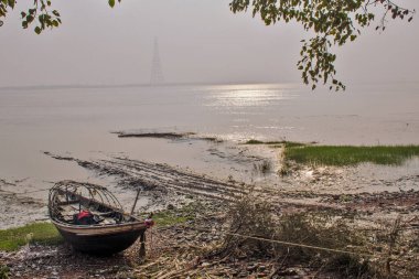 Elmas Limanı Batı Bengal Hindistan, 13 Aralık 2020, Elmas Limanı 'nda kış öğleden sonrası fotoğrafı. Ufuktan ayrılan güneş, Ganj kıyılarında altın parıltısıyla batıyor..