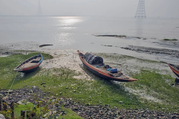 Elmas Limanı Batı Bengal Hindistan, 13 Aralık 2020, Elmas Limanı 'nda kış öğleden sonrası fotoğrafı. Ufuktan ayrılan güneş, Ganj kıyılarında altın parıltısıyla batıyor..