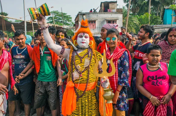 12 Nisan 2021 'de Güney 24 Pargana Bengal Hindistan, Bengal kırsalında bir festivaldir. Chaitra ayı sonunda Batı Bengal 'in farklı yerlerinde düzenlenir..