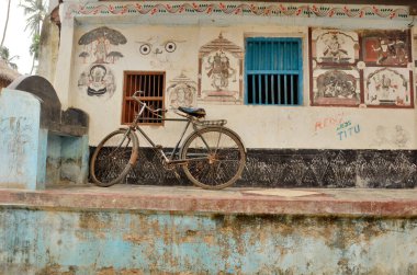 Odisha 'nın köydeki evinin bazı özellikleri fark edilebilir. Özellikle evde evlilik gibi bir iyilik yapıldığında, evlenenlerin isimleri evin duvarlarında yazılıdır..