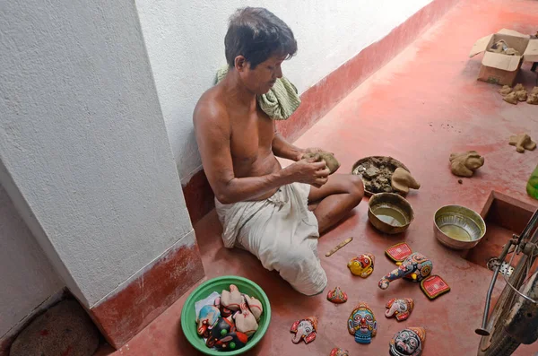 Odisha 'daki Raghurajpur dünya insanları tarafından sanatçı köyü olarak bilinir. Köydeki ailelerin çoğu sanat heykeliyle ilişkilidir. Taş, palmiye yaprağı, hindistan cevizi ve betel heykeller yapmada çok yetenekliler.. 