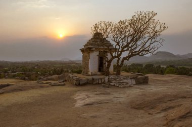 Hampi Karnataka Hindistan 4 Kasım 2016: Hindistan 'ın Hampi kentindeki ünlü ve antik tapınak kompleksi Hemakuta tepesinde gün batımı. Unesco Dünya Mirası Sitesi.