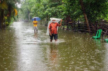 17 Haziran 2021 Kolkata Batı Bengal Hindistan: Kolkata sokaklarının resimleri yağmura gömüldü. Bugünkü şiddetli yağmurlarda neredeyse tüm Kolkata sular altında kaldı. İnsanlar günlük işlerini bu yağmur suyuyla yapmak zorunda bırakılıyor..