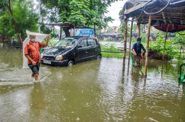 17 Haziran 2021 Kolkata Batı Bengal Hindistan: Kolkata sokaklarının resimleri yağmura gömüldü. Bugünkü şiddetli yağmurlarda neredeyse tüm Kolkata sular altında kaldı. İnsanlar günlük işlerini bu yağmur suyuyla yapmak zorunda bırakılıyor..