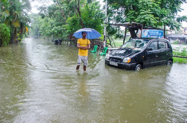 17 Haziran 2021 Kolkata Batı Bengal Hindistan: Kolkata sokaklarının resimleri yağmura gömüldü. Bugünkü şiddetli yağmurlarda neredeyse tüm Kolkata sular altında kaldı. İnsanlar günlük işlerini bu yağmur suyuyla yapmak zorunda bırakılıyor..