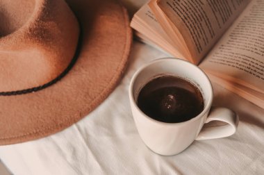 Yatakta bir fincan kahveyle kitap okumak. 