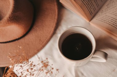 Yatakta bir fincan kahveyle kitap okumak. 