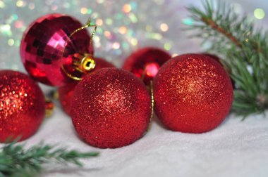 Beyaz arkaplanda noel süslemeleri kopyalama alanı