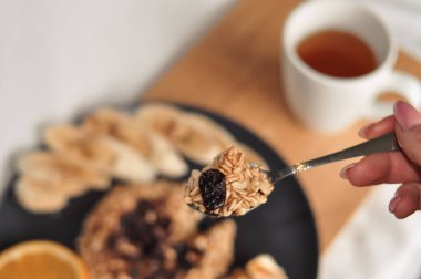 Üzümlü yulaf ezmesi, muz ve portakal.