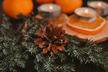 Mandalinalı ve mumlu noel resmi.