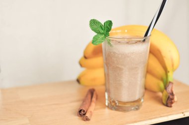Tarçınlı ve naneli muzlu smoothie hazırlıyorum.