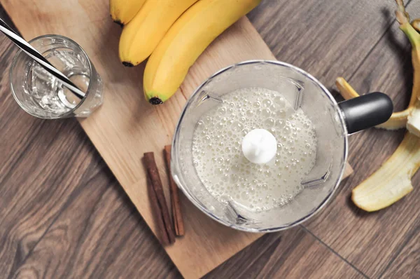 Het Bereiden Van Bananensmoothie Met Kaneel Munt — Stockfoto