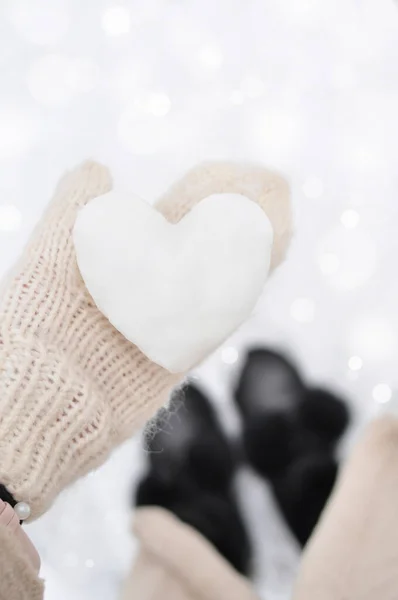 Mano Della Donna Che Tiene Palla Neve Forma Cuore — Foto Stock