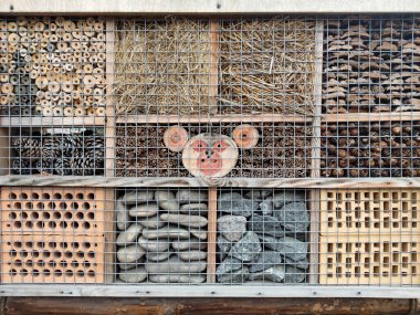 Tuğla ve odundan böcek kovanı 