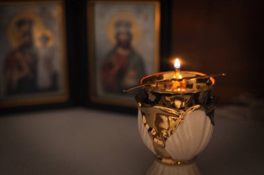 Dua için ikonun arkasındaki kilise mumu 
