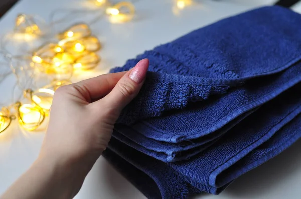 Blaues Handtuch Auf Dem Tisch — Stockfoto