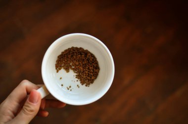 Kahverengi arka planda demlenmiş kahve fincanı