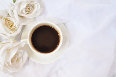 Sabahları beyaz güllü bir fincan kahve.