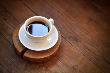 Kahverengi arka planda demlenmiş kahve fincanı