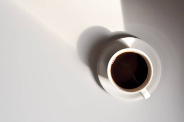 İş yerinde bir fincan sade kahve.