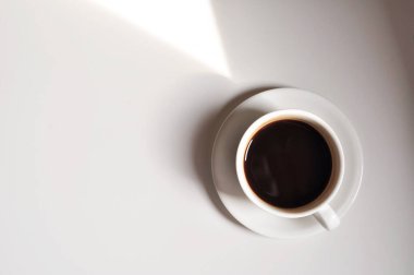 İş yerinde bir fincan sade kahve.