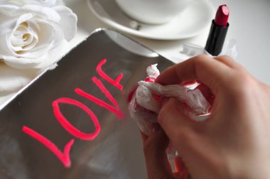 Aynada kırmızı rujla yazılmış aşk. 