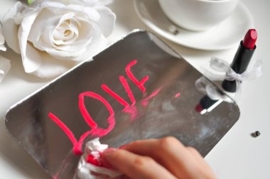 Aynada kırmızı rujla yazılmış aşk. 