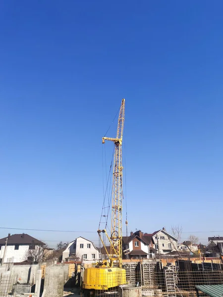 Baustelle Und Gelber Kran Auf Blauem Himmel Hintergrund Mit Kopierraum — Stockfoto