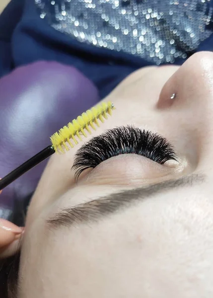 Lash extensies in schoonheid salon macro oog met strass steentjes bovenaanzicht — Stockfoto