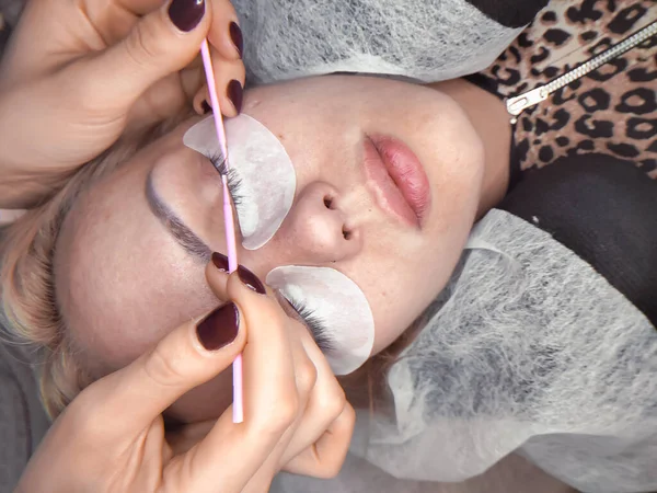 Lashmaker making lash extensions in beauty salon top view — Stock Photo, Image