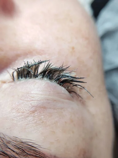 Entfernen von Wimpernverlängerungen im Schönheitssalon. Kosmetologie-Verfahren — Stockfoto