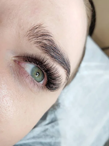 Wimpernverlängerungen im Schönheitssalon — Stockfoto