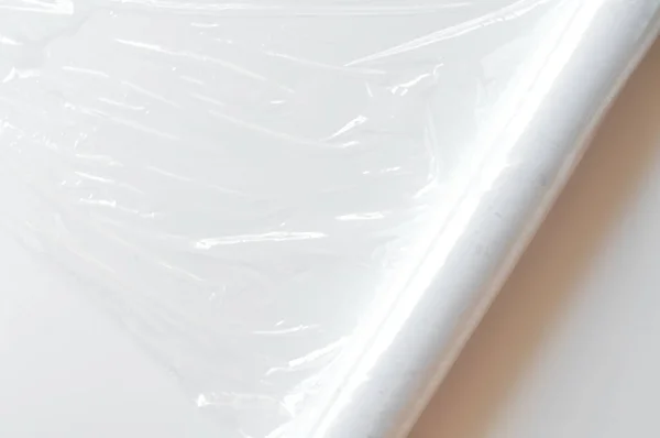 Пластиковая тонкая и прозрачная обертка на белом фоне — стоковое фото