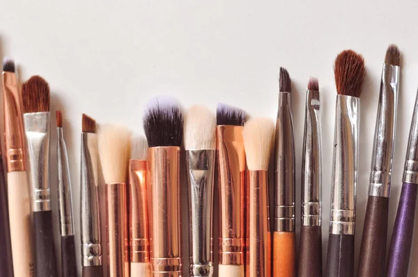 Cepillos profesionales para aplicar maquillaje en el salón de belleza —  Fotos de Stock