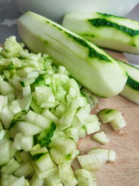 Salata için kesilmiş salatalık, taze yemek tarifi.