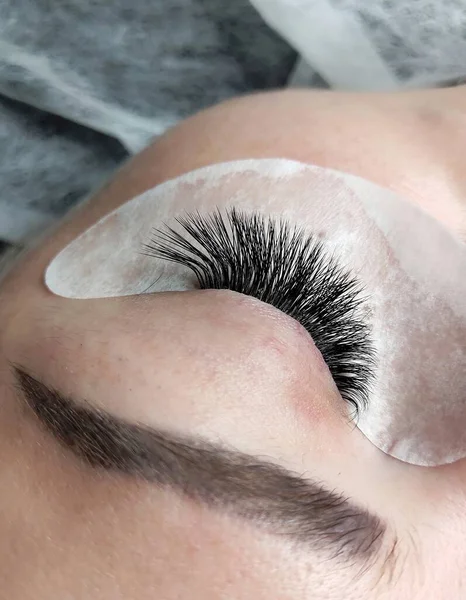 Wimpernverlängerungen im Schönheitssalon — Stockfoto