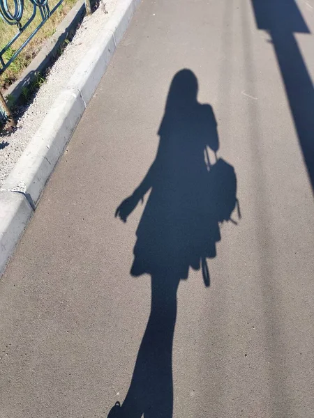 Sombra da mulher de vestido na rua — Fotografia de Stock