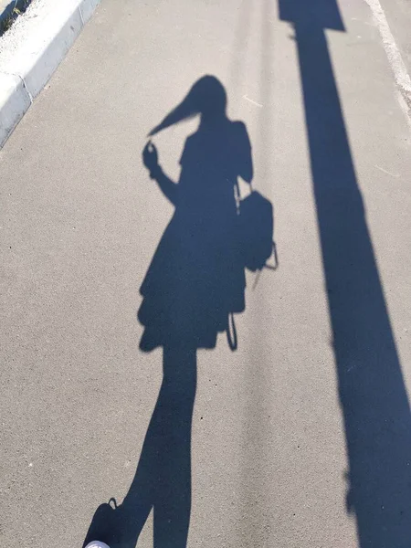 Stín ženy v šatech na ulici — Stock fotografie
