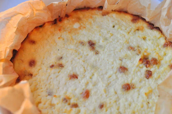 ルディコテージチーズcasseroleleとともに白い背景に隆起 — ストック写真