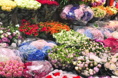 Metro geçidinde çiçek buketleri satışı