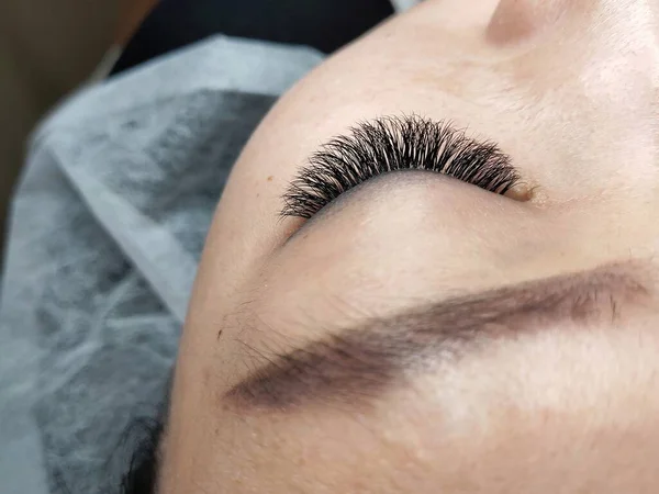 Wimpernverlängerungen im Schönheitssalon — Stockfoto