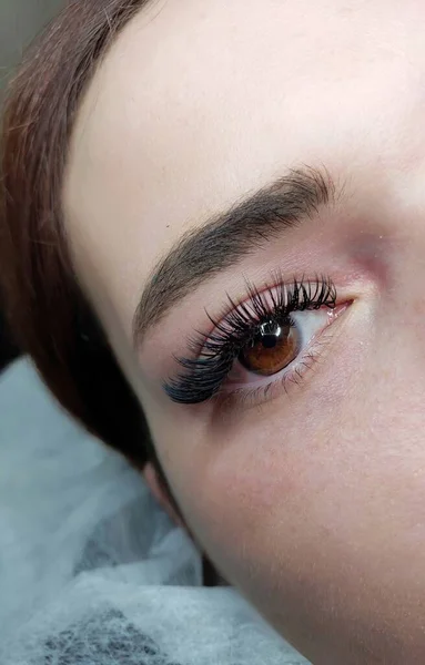 Nasse Wimpernverlängerungen Schönheitssalon Makro Haselnussauge Ansicht Hochwertiges Foto — Stockfoto