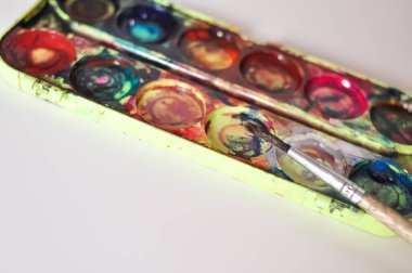 Beyaz arkaplanda resim yapmak için eski boya ve fırça